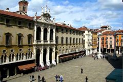 Piazza-dei-Signori-il-Monte-di-Pieta-e-chiesa-di-San-Vincenzo