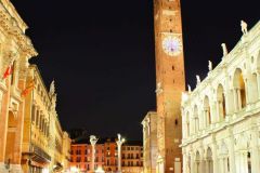 Piazza-dei-Signori-notturno
